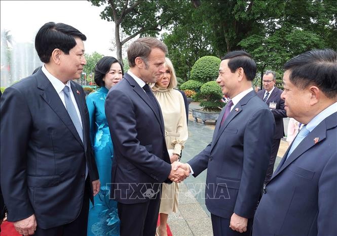 Chủ tịch nước Lương Cường giới thiệu thành viên đoàn Việt Nam với Tổng thống Pháp Emmanuel Macron. Ảnh: Lâm Khánh/TTXVN