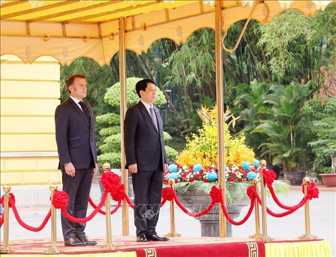 Chủ tịch nước Lương Cường và Tổng thống Pháp Emmanuel Macron nghe quân nhạc cử Quốc thiều hai nước. Ảnh: Lâm Khánh/TTXVN