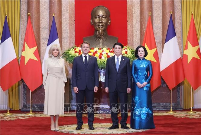 Chủ tịch nước Lương Cường và Phu nhân cùng Tổng thống Pháp Emmanuel Macron và Phu nhân chụp ảnh chung. Ảnh: Lâm Khánh/TTXVN