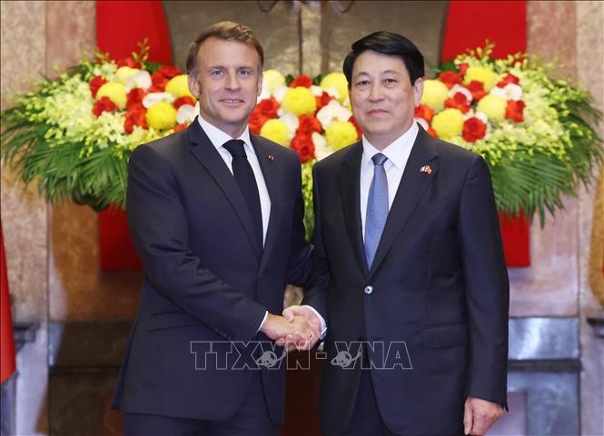 Chủ tịch nước Lương Cường và Tổng thống Pháp Emmanuel Macron chụp ảnh chung. Ảnh: Lâm Khánh/TTXVN