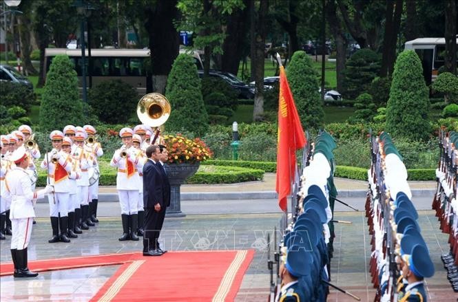 Chủ tịch nước Lương Cường và Tổng thống Pháp Emmanuel Macron duyệt Đội danh dự Quân đội nhân dân Việt Nam. Ảnh: Tuấn Anh/TTXVN