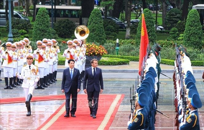 Chủ tịch nước Lương Cường và Tổng thống Pháp Emmanuel Macron duyệt Đội danh dự Quân đội nhân dân Việt Nam. Ảnh: Tuấn Anh/TTXVN