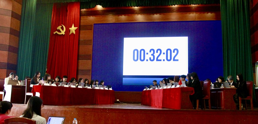 Sinh viên khoa Pháp luật quốc tế Trường Đại học Luật Hà Nội trong phiên đàm phán giả định