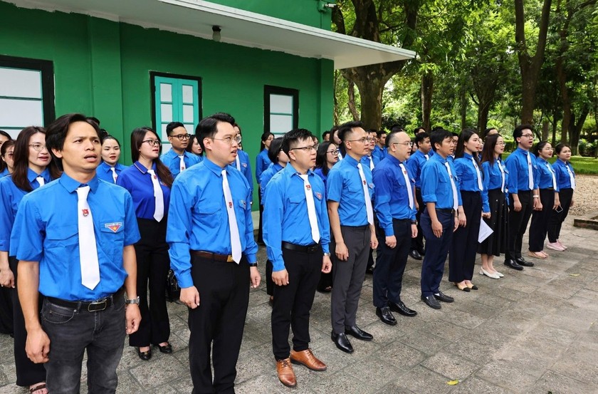 Đoàn đại biểu Nhà báo trẻ tiêu biểu thuộc Đoàn Thanh niên Chính phủ năm 2025 báo công dâng Bác. 