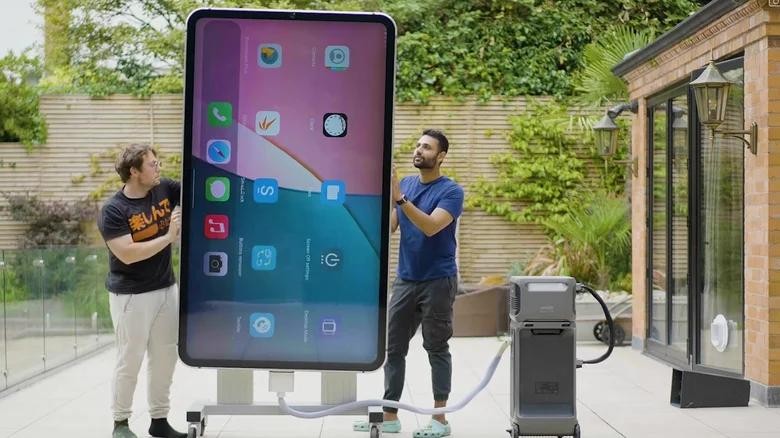 iPhone lớn nhất thế giới ra mắt (Ảnh: Kỷ lục Guinness Thế giới)
