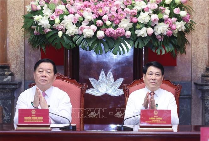 Chủ tịch nước Lương Cường và Trưởng Ban Tuyên giáo và Dân vận Trung ương Nguyễn Trọng Nghĩa dự buổi gặp mặt các nhà báo tiêu biểu toàn quốc. Ảnh: Lâm Khánh/ TTXVN