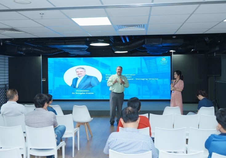 TS, Douglas Foster phát biểu về tình trạng thiếu định hướng của học sinh THPT hiện nay. 