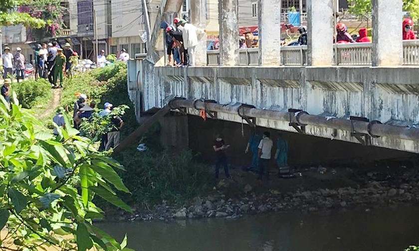 Người dân bàng hoàng phát hiện thi thể người đàn ông dưới chân cầu 