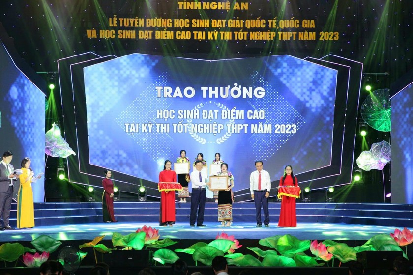 Học sinh Trường Phổ thông dân tộc nội trú Trung học phổ thông số 2, được tuyên dương có thành tích cao trong học tập