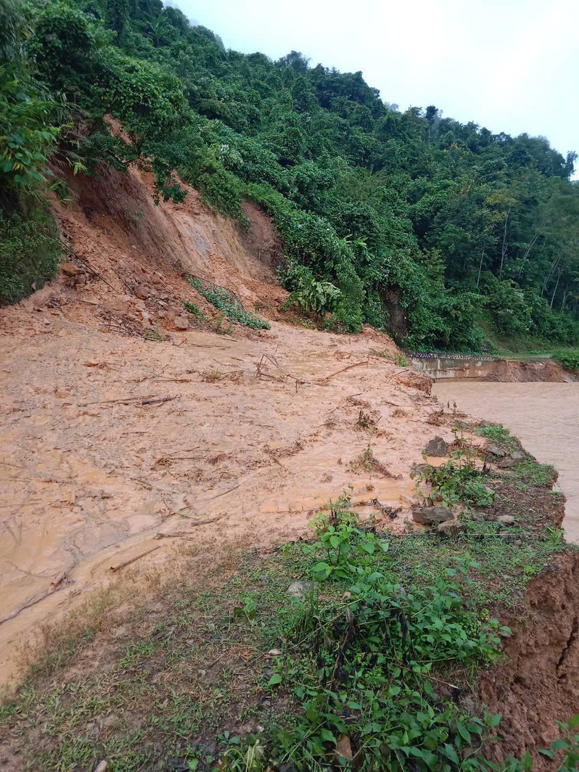 Lũ ống bất ngờ tràn về trong đêm ở nhiều bản làng xã Lượng Minh, huyện Tương Dương.