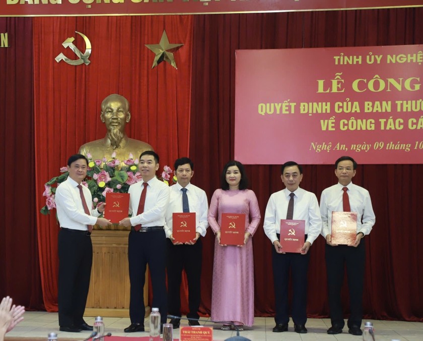 Ông Thái Thanh Quý - Bí thư tỉnh uỷ Nghệ An trao quyết định cho ông Nguyễn Công Hoan