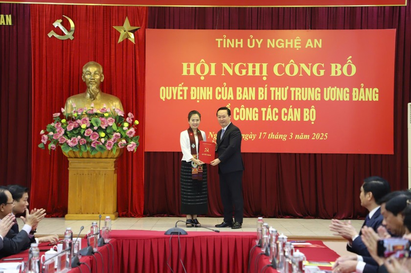 Ông Nguyễn Đức Trung Bí thư tỉnh uỷ Nghệ An trao Quyết định của Ban Bí thư Trung ương Đảng chuẩn y chức vụ Phó Bí thư Tỉnh uỷ Nghệ An cho bà Võ Thị Minh Sinh