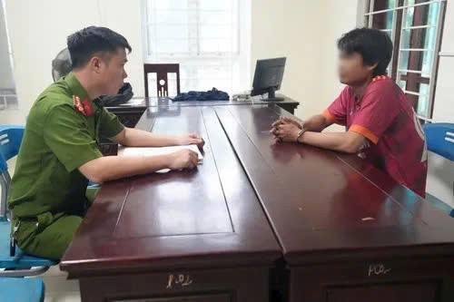 Cơ quan Công an lấy lời khai một trong các đối tượng.