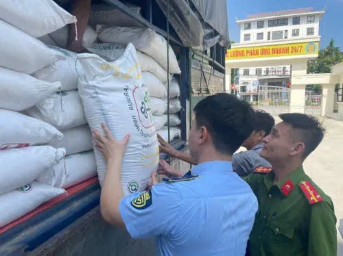  3 tấn đường cát nhập lậu, mang nhãn hiệu BURIRAM SUGAR loại 50kg/bao.