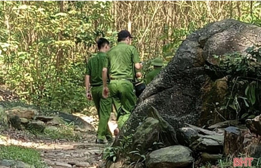 Phòng Cảnh sát hình sự, Phòng Kỹ thuật hình sự và đơn vị liên quan có mặt ở hiện trường làm rõ sự việc (ảnh Báo Hà Tĩnh)