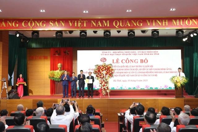 Đồng chí Vũ Hồng Thanh - Ủy viên Trung ương Đảng, Phó chủ tịch Quốc hội trao Nghị quyết của Ủy ban Thường vụ Quốc hội cho các đồng chí Thường trực Tỉnh ủy Hà Tĩnh.