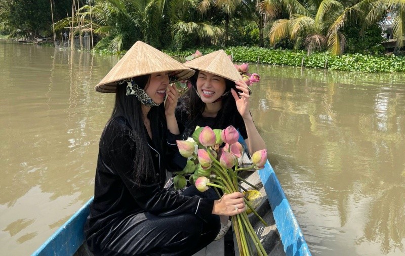 Phương Nga đi chợ sắm sửa đồ cùng Thuý An để trang trí đám cưới.