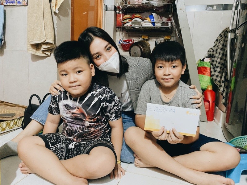 Tiểu Vy tích cực làm từ thiện sau khi kết thúc nhiệm kỳ.