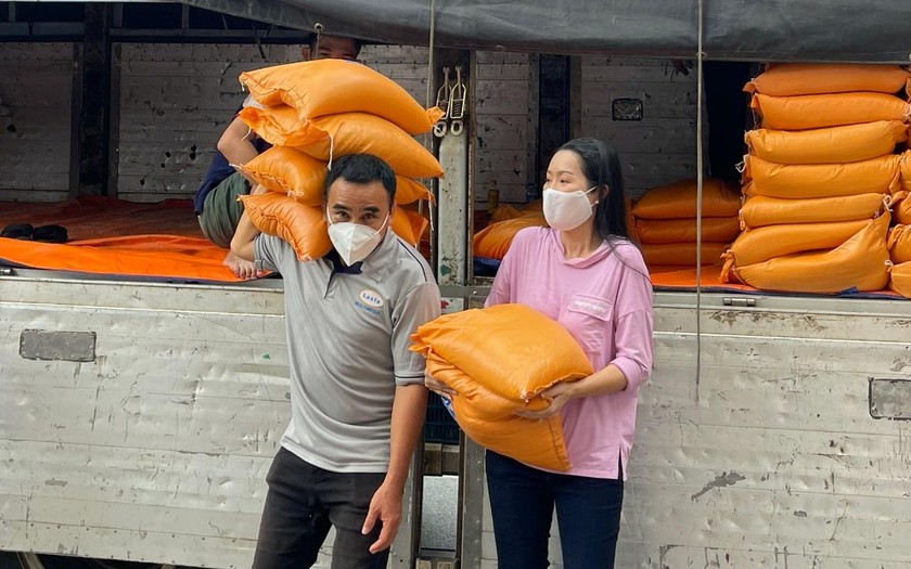 Quyền Linh, Trịnh Kim Chi đi phát gạo cho nghệ sĩ khó khăn. 