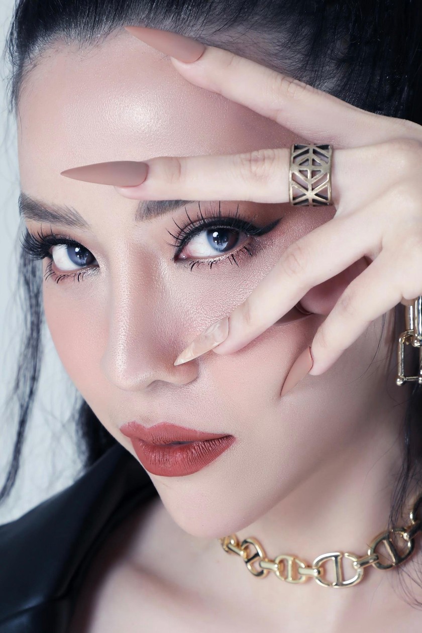 Bộ ảnh của Ngô Phương Anh được thực hiện bởi photo Nguyễn Du, make-up & hair: Lâm Nguyễn - Diêu Vĩ Nhân, stylist: Kiệt Cao.