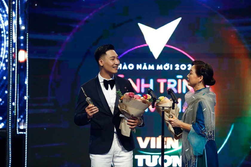 Mạnh Trường nhận giải Diễn viên nam ấn tượng. Ảnh: VTV.