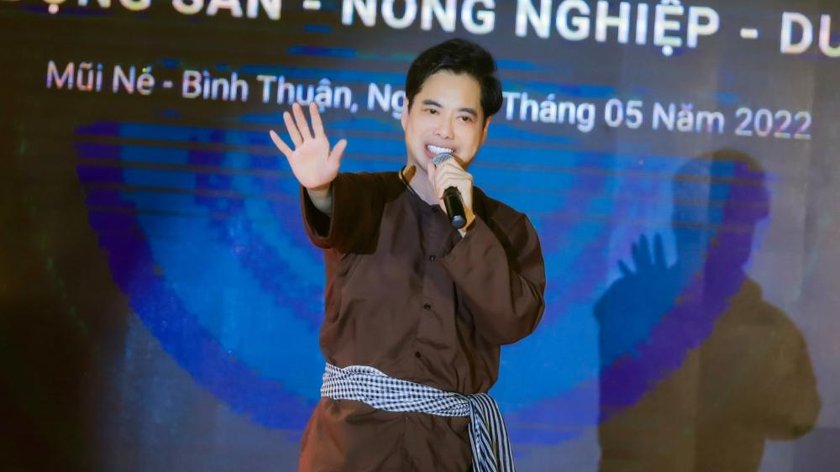 Chuyển hướng kinh doanh, Ngọc Sơn mong muốn giúp được nhiều người hơn.