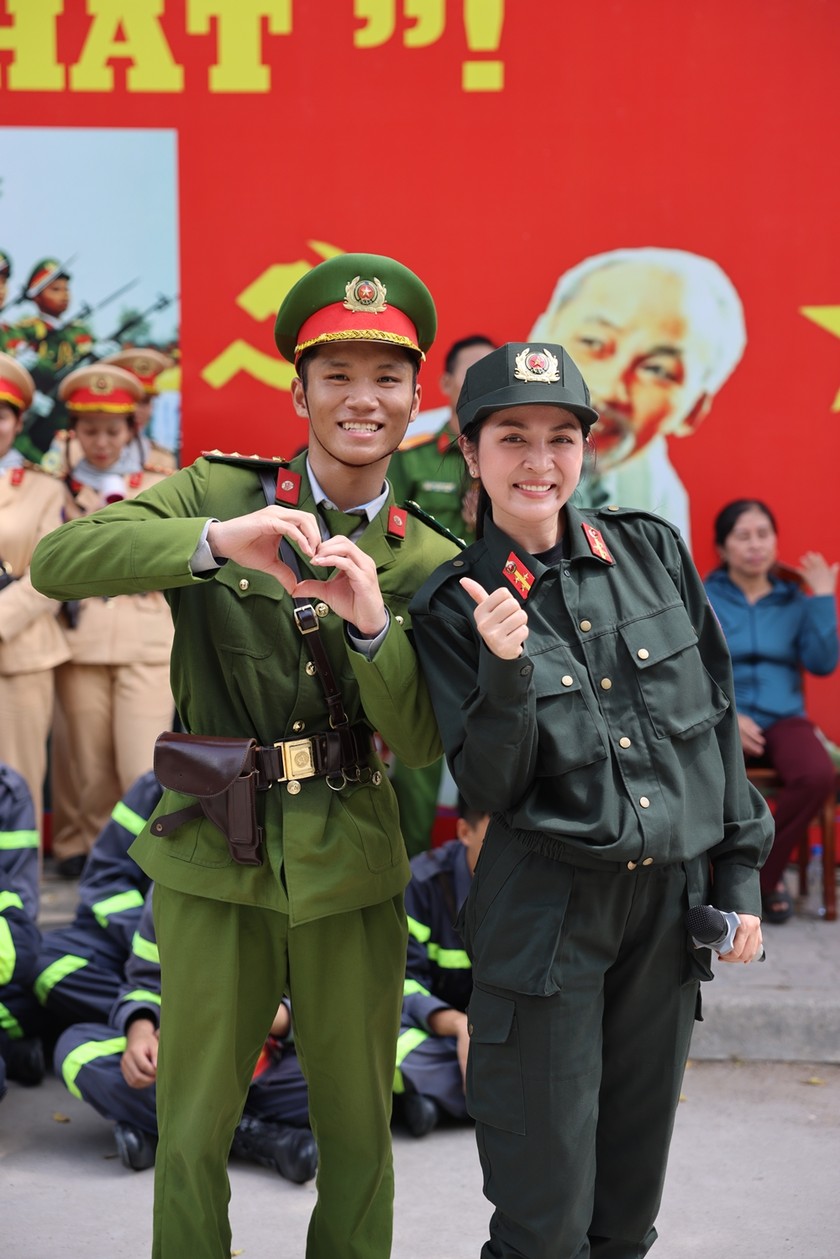 Duyên Quỳnh chụp ảnh cùng chiến sĩ. Ảnh: NVCC