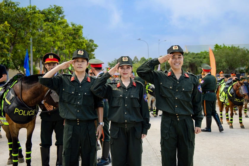Nguyễn Văn Chung (trái) - tác giả ca khúc khen ca sĩ thể hiện đúng tinh thần bài hát. Ảnh: NVCC