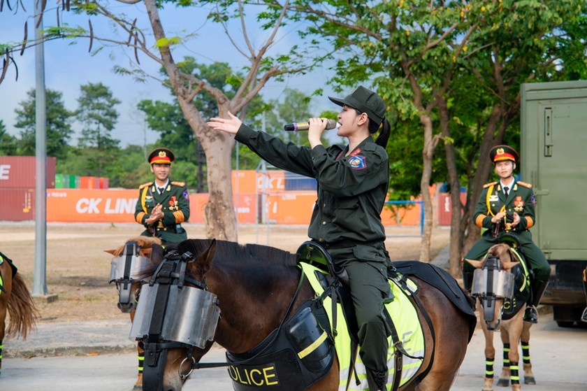 Nữ ca sĩ hạnh phúc khi ca khúc “Viết tiếp câu chuyện hòa bình” nhận được sự yêu thích của khán giả trong những ngày tháng 4 lịch sử. Ảnh: NVCC