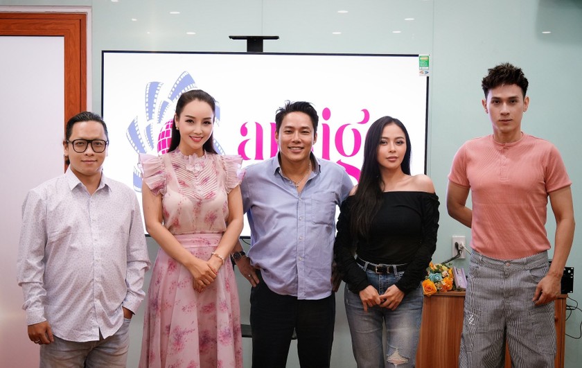 Mai Thu Huyền làm giám đốc casting trong dự án phim đầu tay của đạo diễn Hoàng Vũ (đứng giữa). Ảnh: NSX