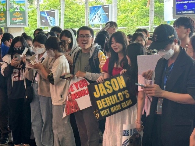 Người hâm mộ đợi hàng giờ ở sân bay để đón Jason Derulo nhưng không gặp được. Ảnh: BTC