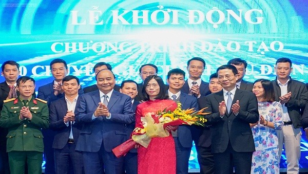 Thủ tướng chứng kiến khởi động Chương trình đào tạo 100 chuyên gia Chính phủ điện tử