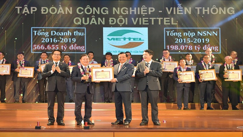 Đại diện Viettel nhận bằng khen của Bộ Tài chính.