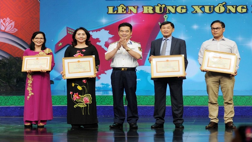 Ông Johnathan Hạnh Nguyễn (thứ 2 từ phải sang) nhận bằng khen của Bộ Tư lệnh Cảnh sát biển.