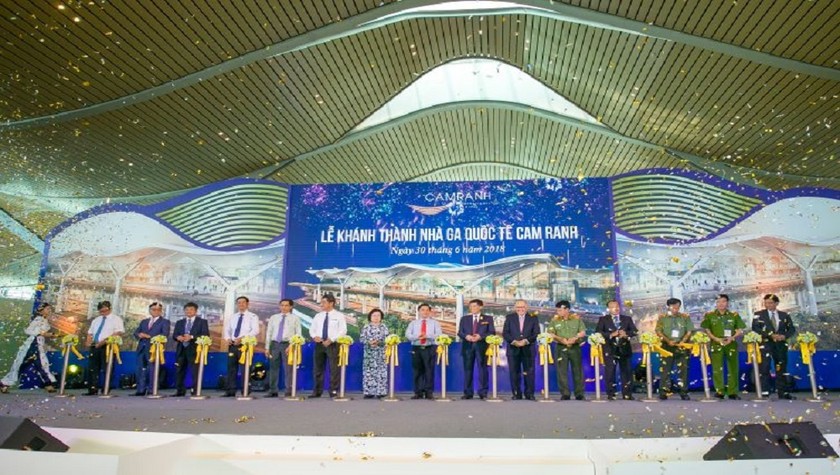 Lễ cắt băng khánh thành nhà ga.