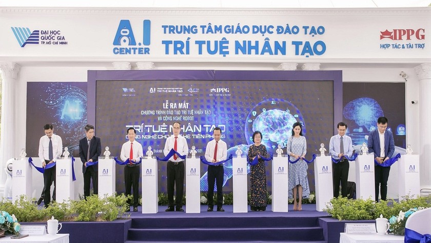 Các đại biểu cắt băng khai trương Chương trình đào tạo trí tuệ nhân tạo và công nghệ Robot