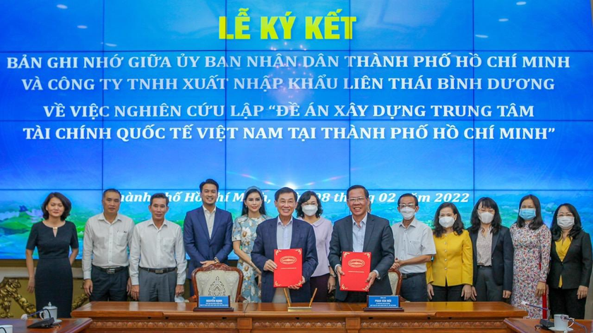 Ông Phan Văn Mãi - Chủ tịch UBND TP Hồ Chí Minh và ông Johnathan Hạnh Nguyễn - Chủ tịch Tập đoàn IPP ký kết bản ghi nhớ