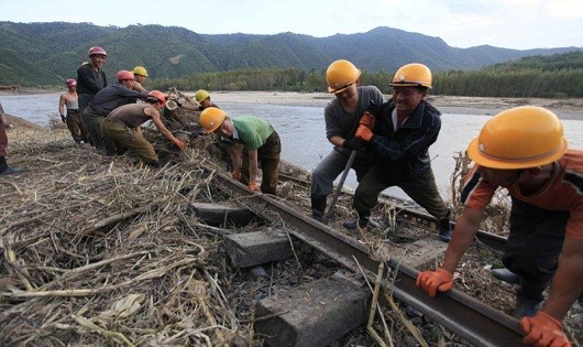 Lũ lụt làm hỏng tuyến đường sắt. 