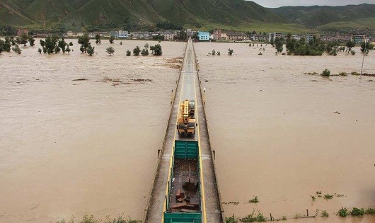  Nước lũ từ con sông Tumen ở tỉnh North Hamgyong. 