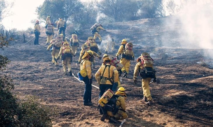 Sắp mưa bão sau cháy rừng ở California, lo thảm họa mới