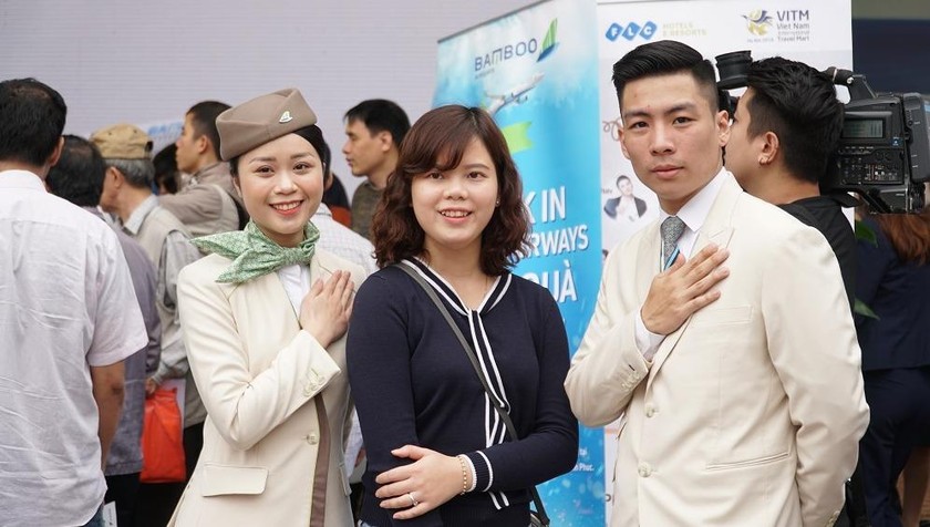 Xếp hàng đông nghẹt “săn” vé máy bay và combo du lịch trọn gói của Bamboo Airways