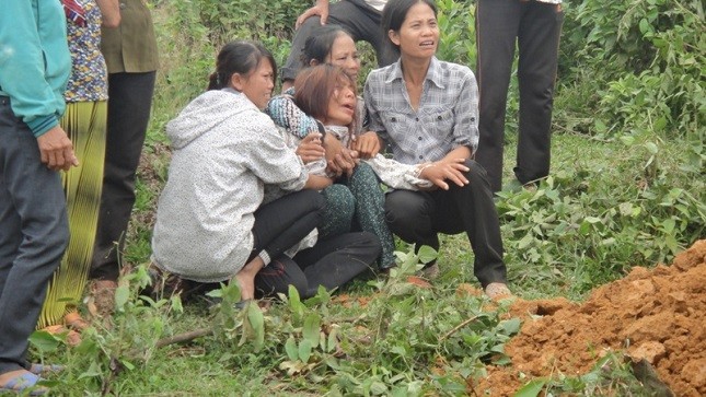 Chị Huê và mọi người ngất lịm khi đưa các em về nơi chín suối.