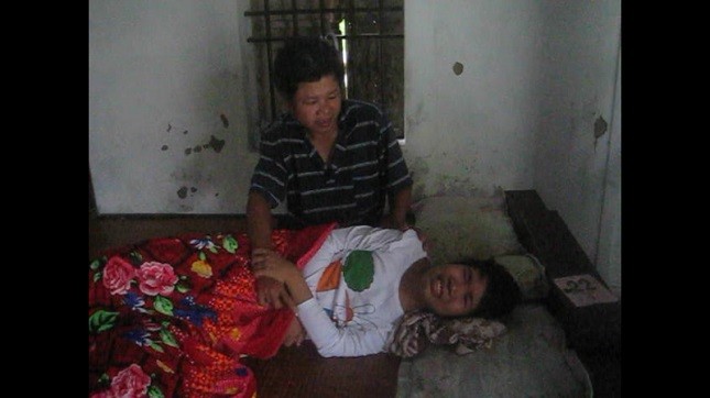 Ông Quang bên con gái.
