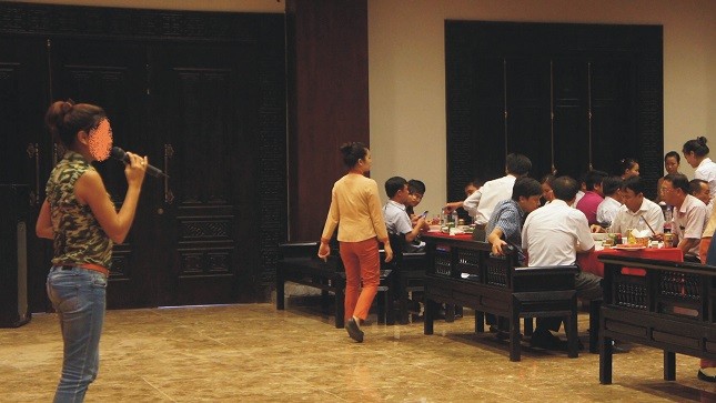 Tủi phận ca sĩ hát bên bàn nhậu