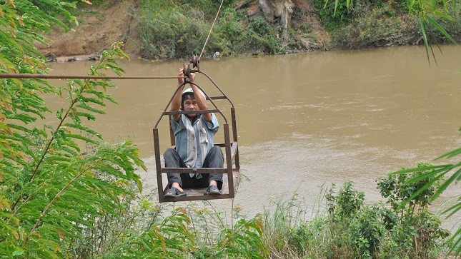 Mỗi ngày có người phải đu dây qua sông đến 8 lần.