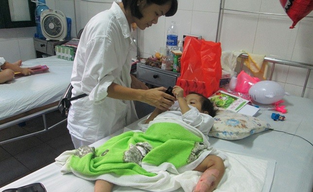 Bé mầm non bị xe cán ngang người mong được sự giúp đỡ