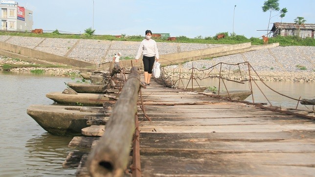 Dân Thủ đô “đùa” với tính mạng trên cầu phao dân sinh sông Đáy