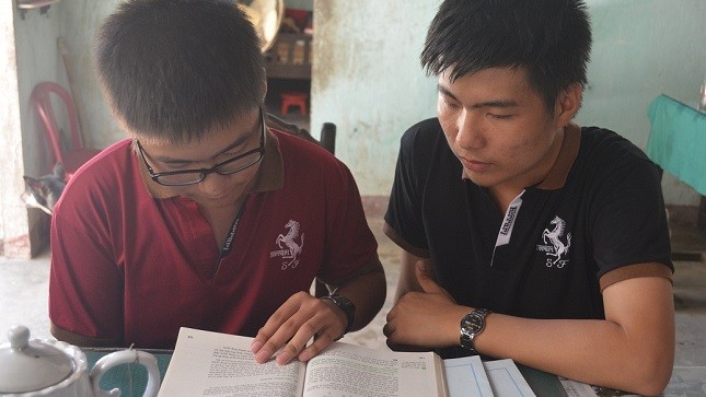 Anh em song sinh Hồ Tú Ân và Hồ Tú Ẩn 12 năm liên tục là học sinh giỏi.