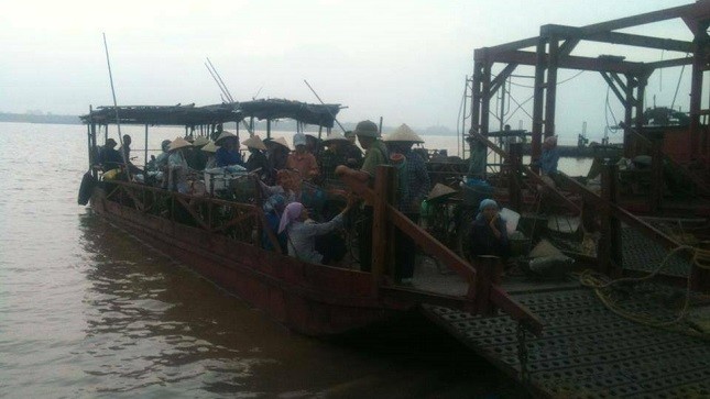 Thót tim những chuyến phà mùa lũ