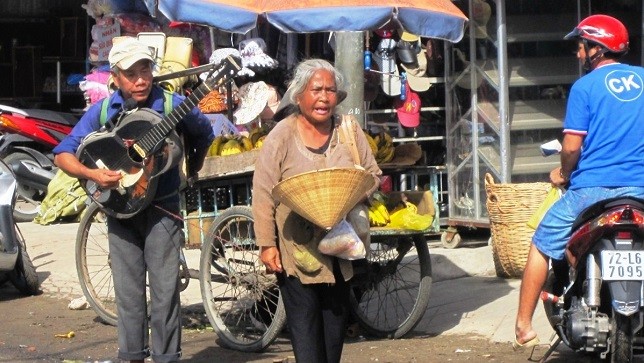 Ông So và bà Sưa hát rong trên đường phố Vũng Tàu.